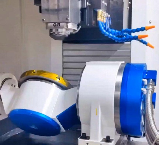 五軸鉆攻中心操作圖片